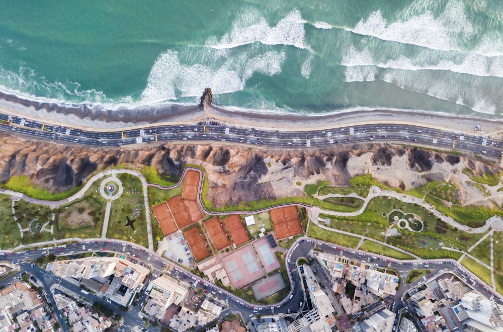 Fotografía a vista de pájaro de un pueblo junto al agua