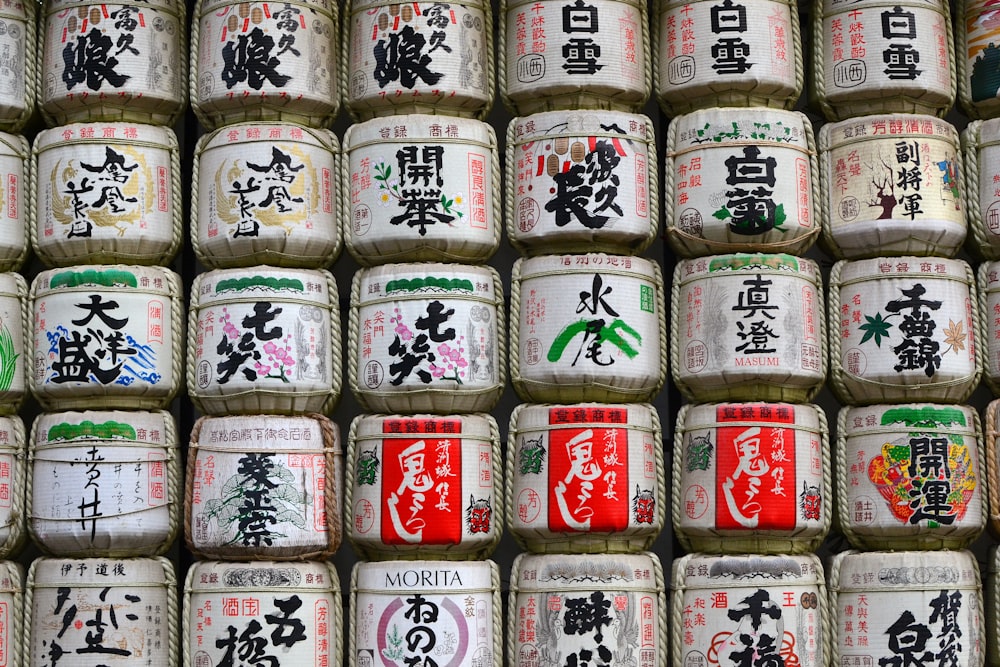 Datei mit weißem und rotem Kanji-bedrucktem Behälter