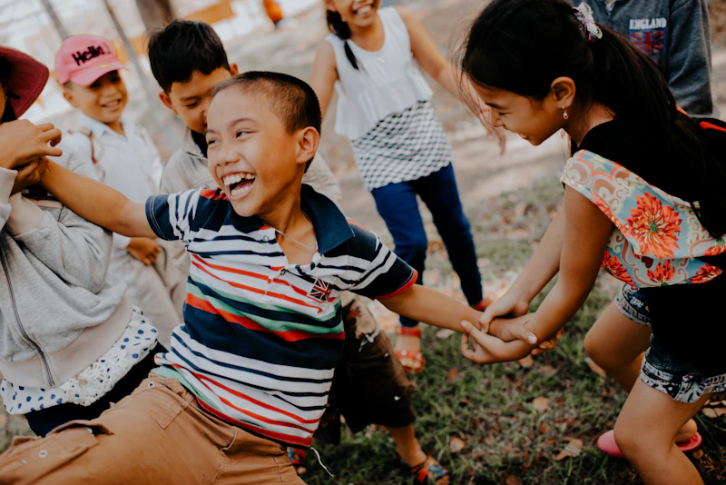 Bé Hoa Nắng vui chơi ngoài trời
