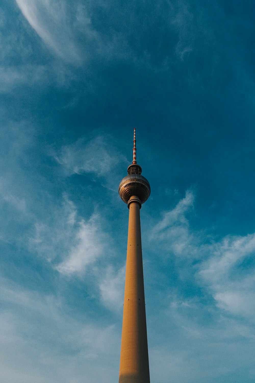 Fotografía de ángulo bajo de la torre bajo el cielo azul