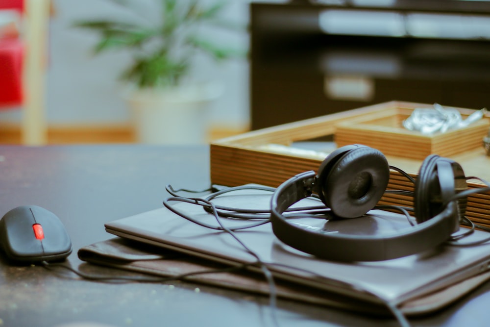 Auriculares negros en computadora portátil