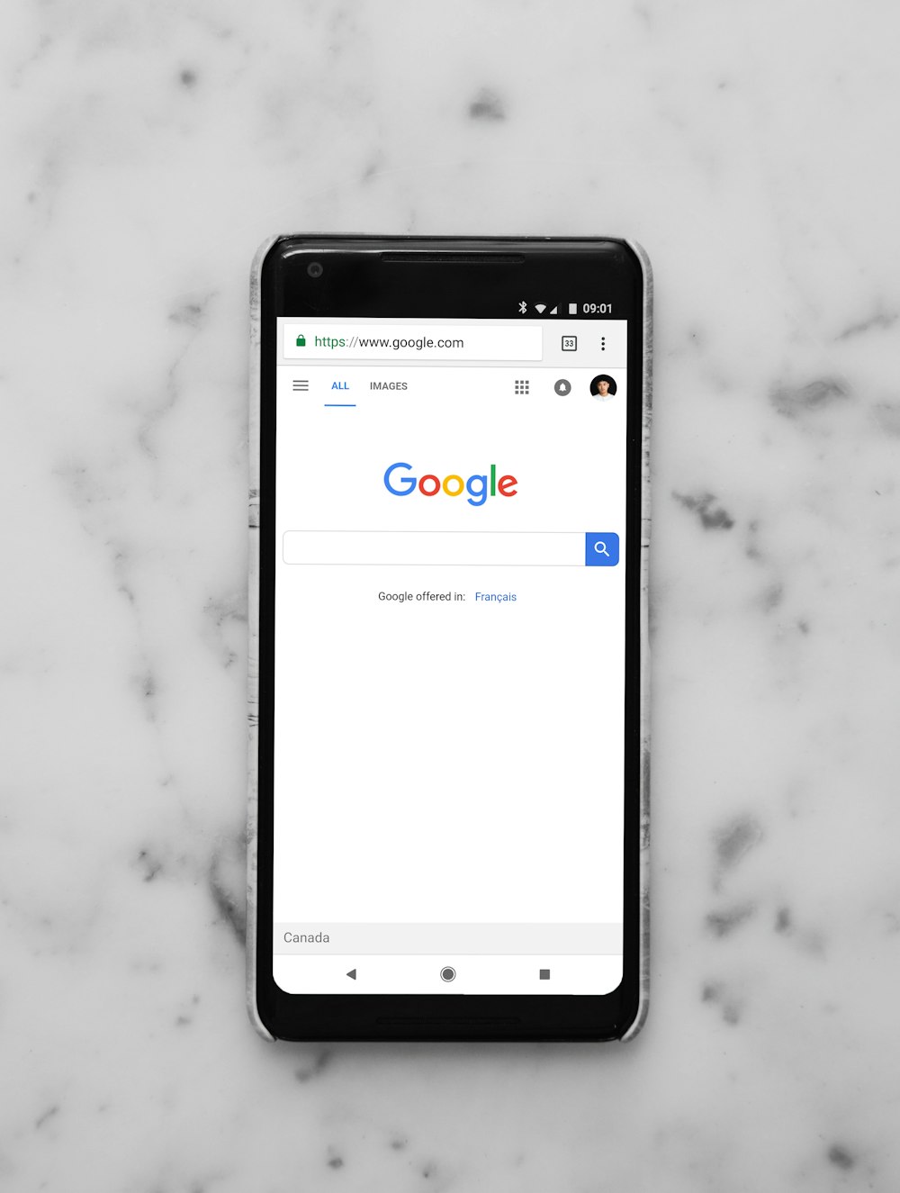 흰색 표면에 Google 사이트를 보여주는 검은 색 Android 스마트 폰