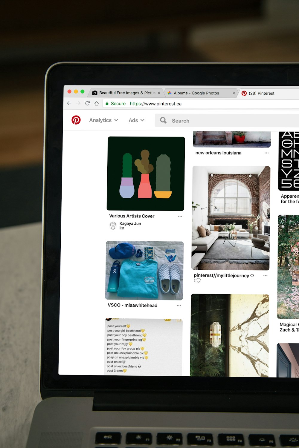 MacBook mostrando el sitio web de Pinterest