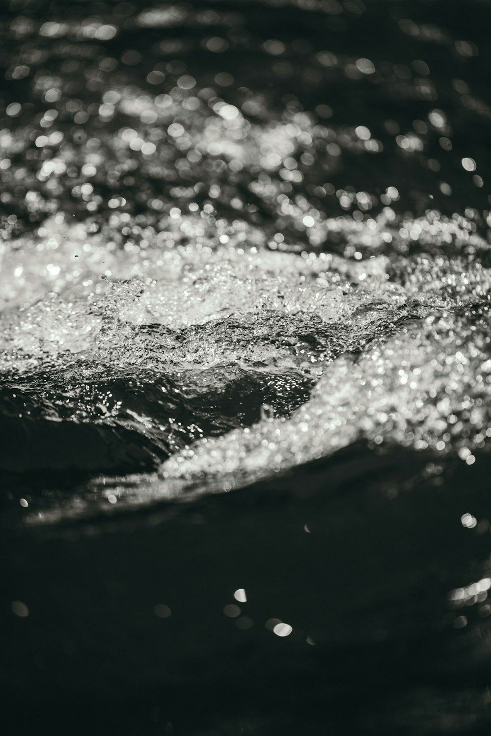 fotografia de foco seletivo de água turbulenta