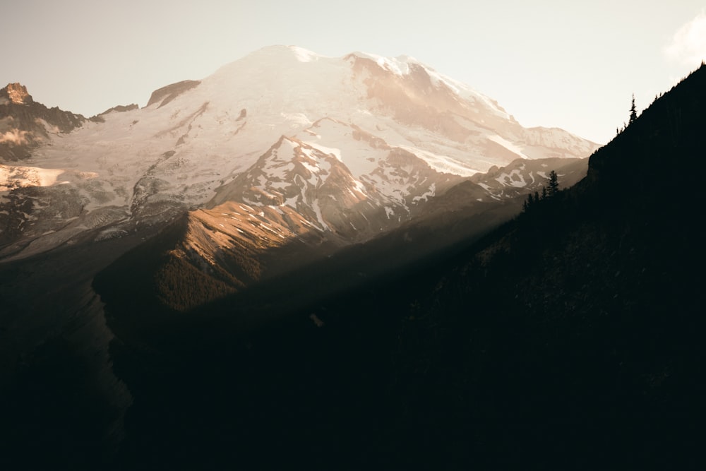 Sonnenstrahlen durch Berge und Alpen