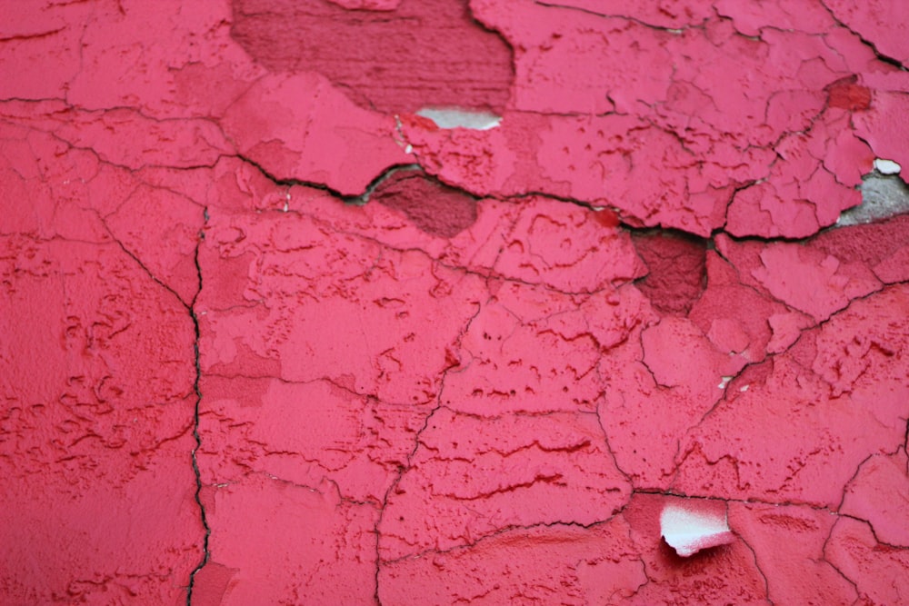 ペンキが剥がれた赤い壁の接写