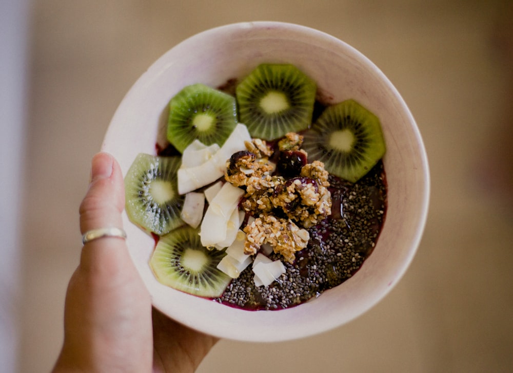 sliced kiwi in bowl