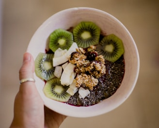 sliced kiwi in bowl