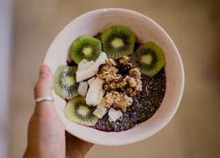 sliced kiwi in bowl