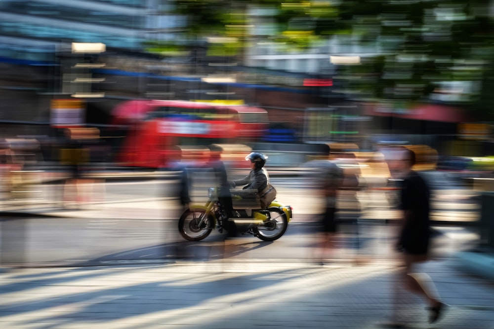 une photo floue d’une personne conduisant une moto