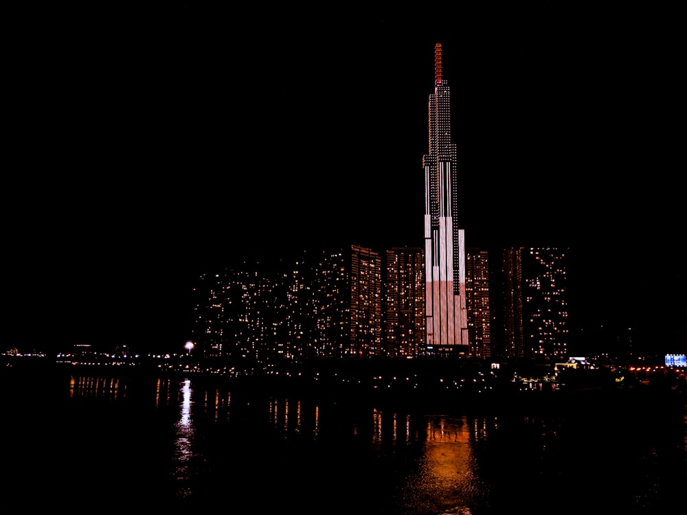 foto da paisagem urbana de edifícios durante a noite