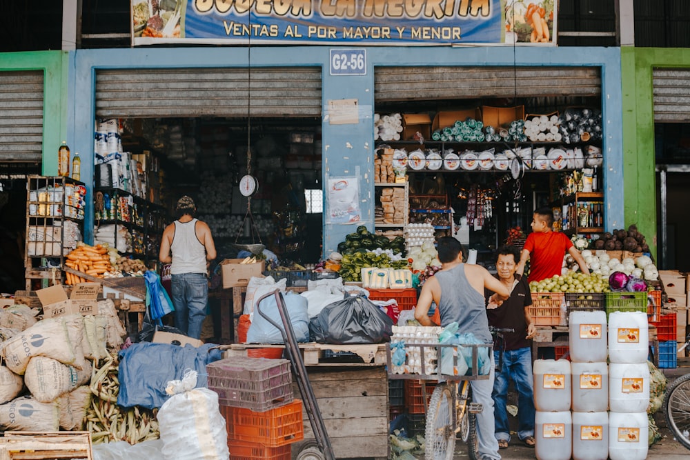 groupe de personnes au marché