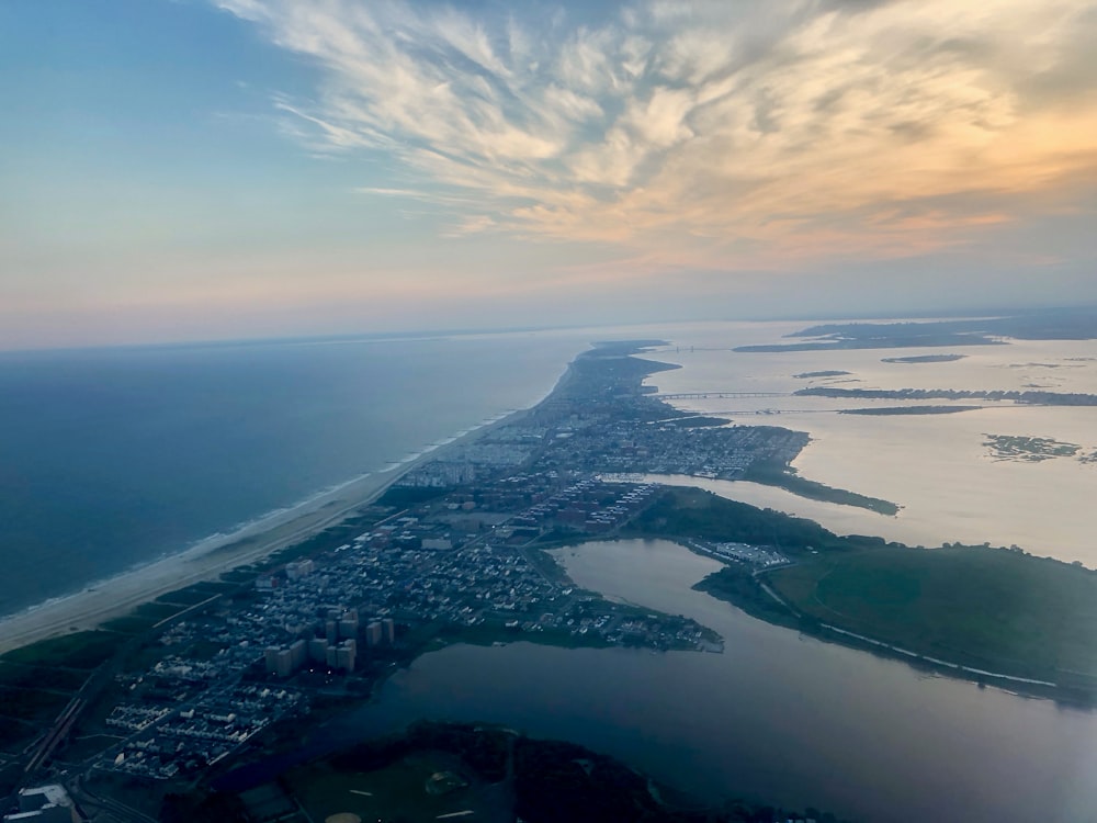 Vista aérea de la casa en la isla