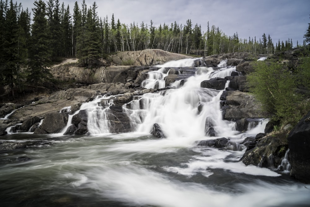 Zeitrafferfotografie eines fließenden, mehrstufigen Wasserfalls