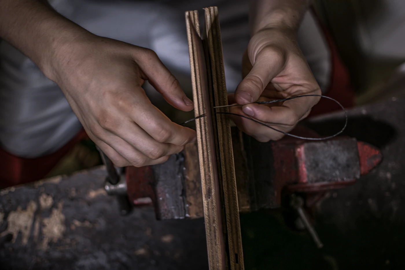 Artisan maroquinier au travail sur son établi