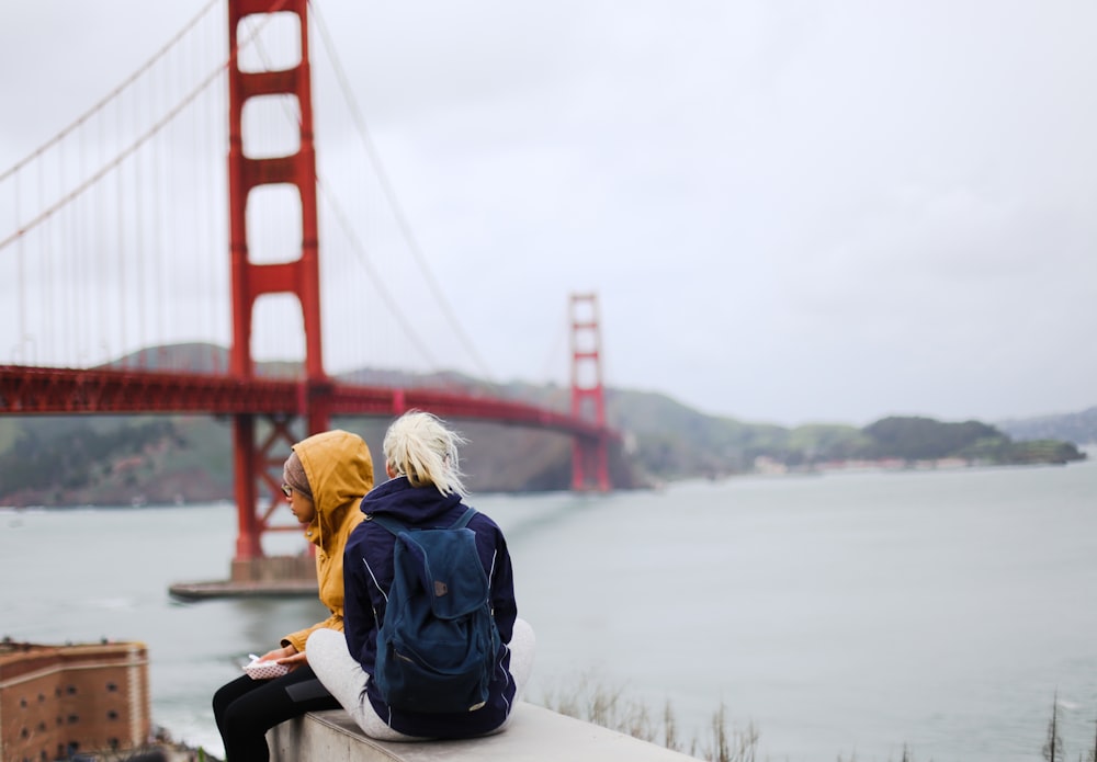Frau sitzt auf Treppe in der Nähe der Golden Gate Bridge, San Francisco