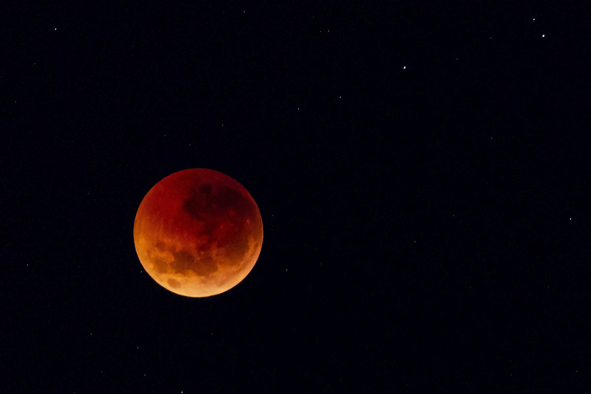 Mond am dunklen Nachthimmel