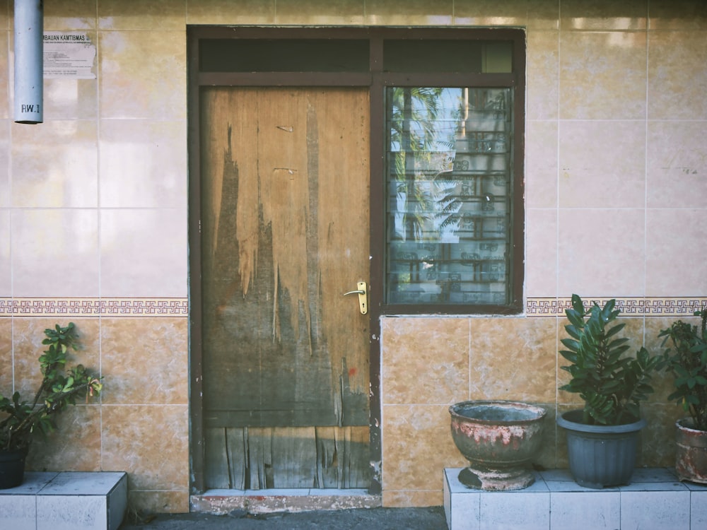 puerta cerrada de madera marrón