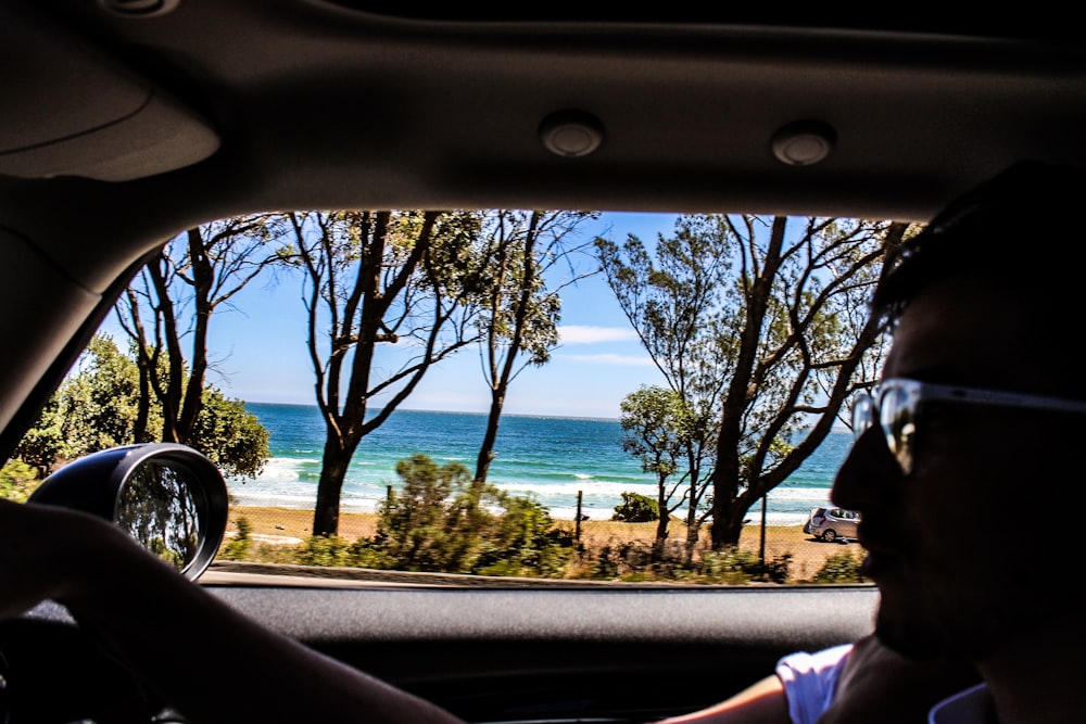 hombre conduciendo coche