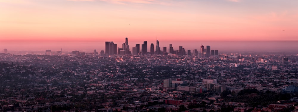 Foto de paisaje de edificios de la ciudad durante el anochecer