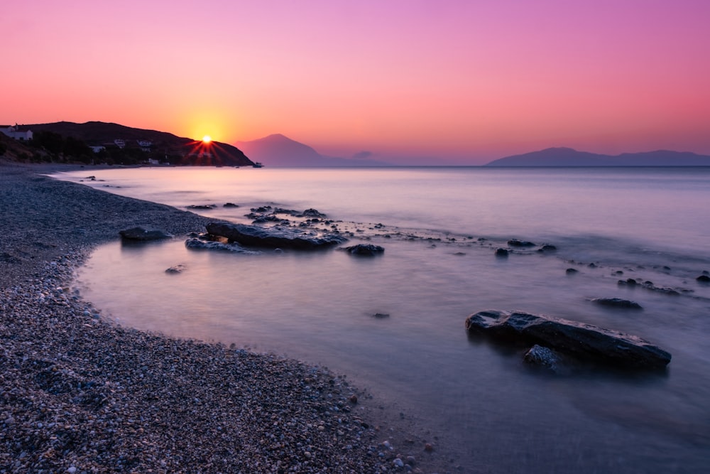 Plan d’eau au coucher du soleil