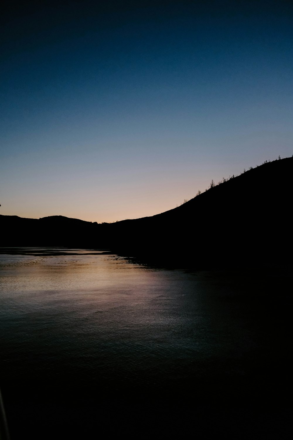 Montagna e specchio d'acqua all'ora d'oro