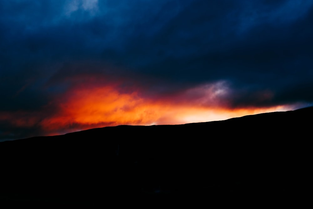 Der Himmel ist dunkel und bewölkt, als die Sonne untergeht