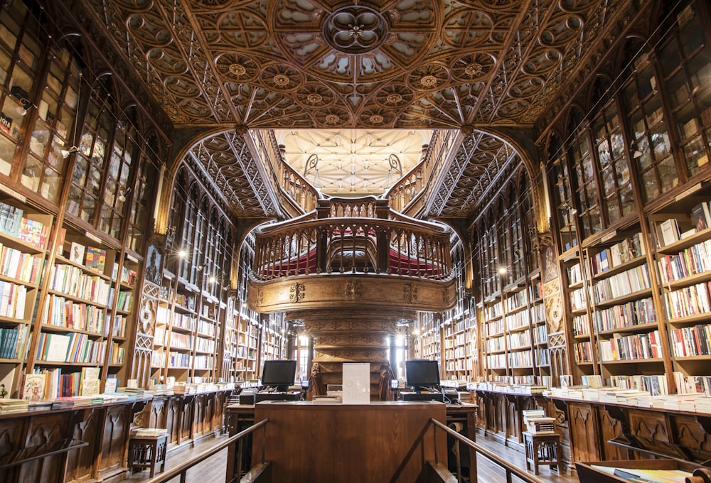 braunes Beton-Bibliotheks-Interieur