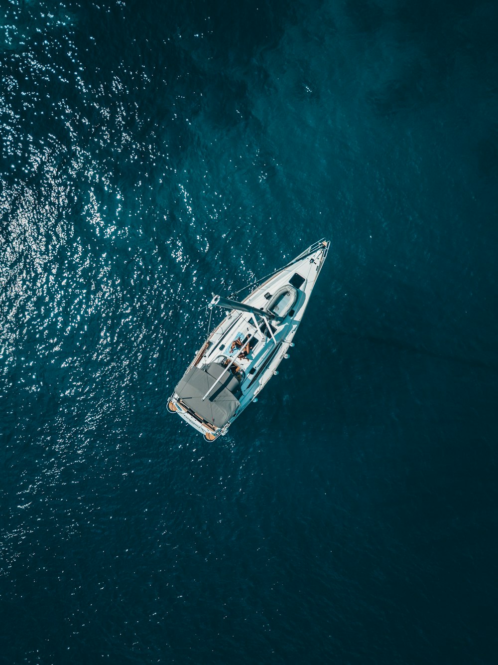 Luftaufnahme eines weißen Bootes, das segelt