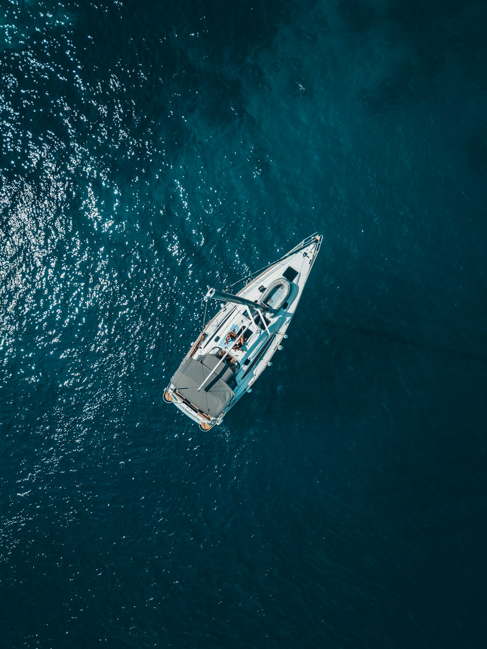 Veduta aerea della barca bianca che naviga