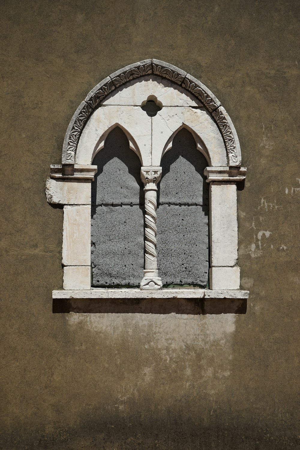 janela de arco de concreto branco