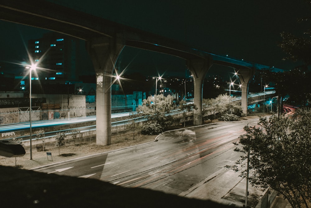 Carretera de hormigón gris por la noche