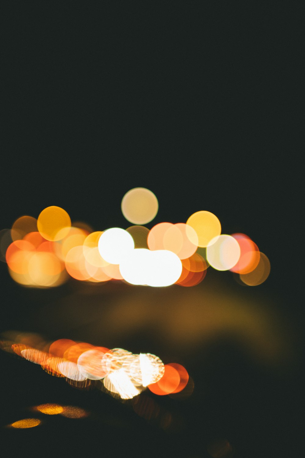 Ein verschwommenes Foto einer Stadtstraße bei Nacht