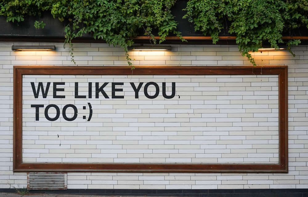 Signalétique We Like You sur carrelage blanc