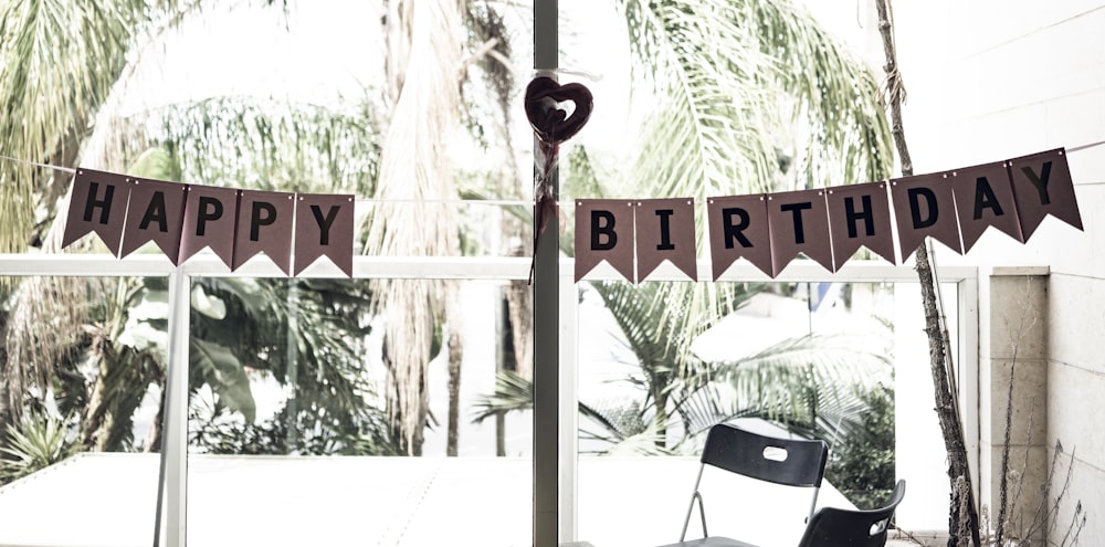 cadeira preta perto de feliz aniversário bunting