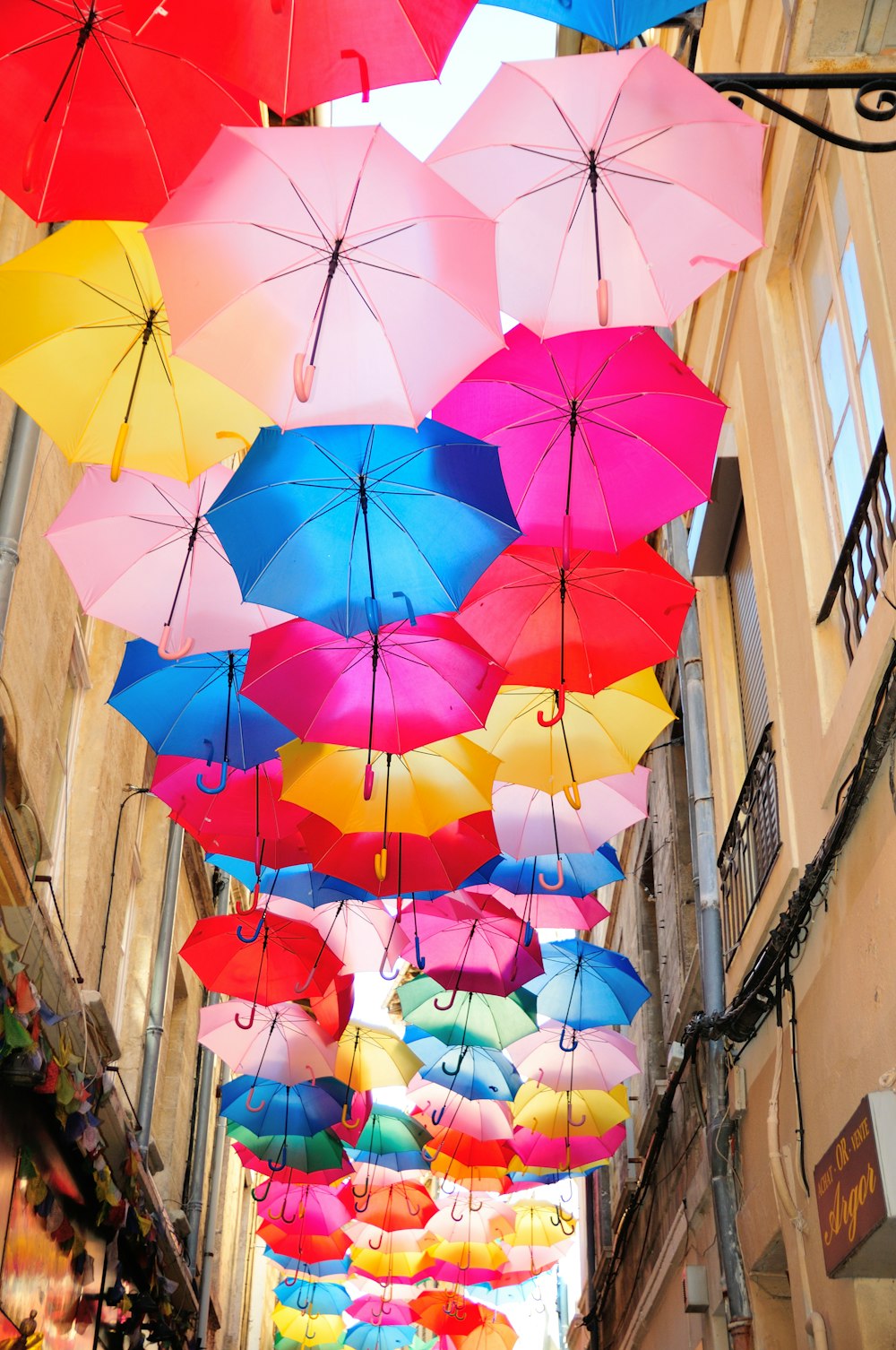 Regenschirm hängt neben Gebäuden