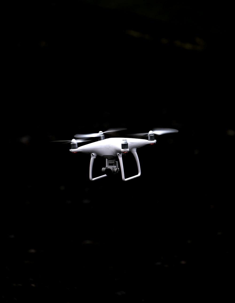 drone quadricóptero branco e preto