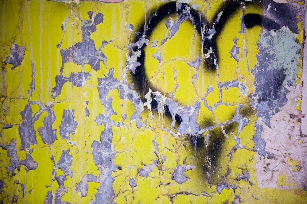 Mur peint en jaune et noir