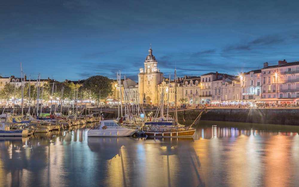 Yacht blanc sur le quai