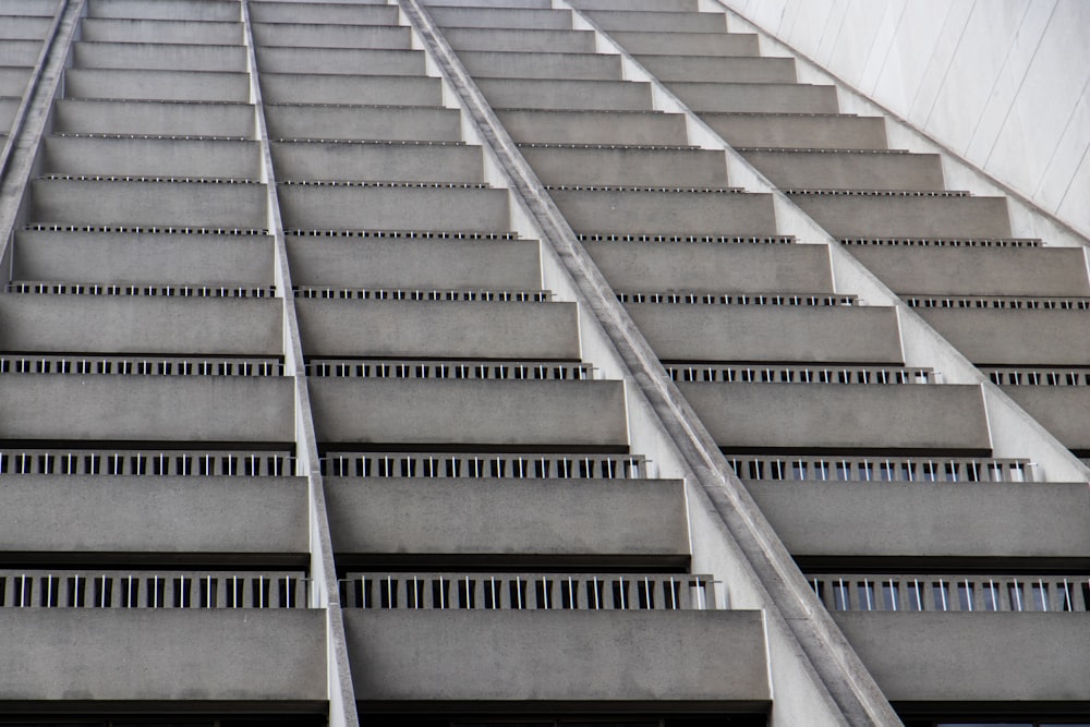 Blick aus der Worm-Perspektive auf das Hochhaus