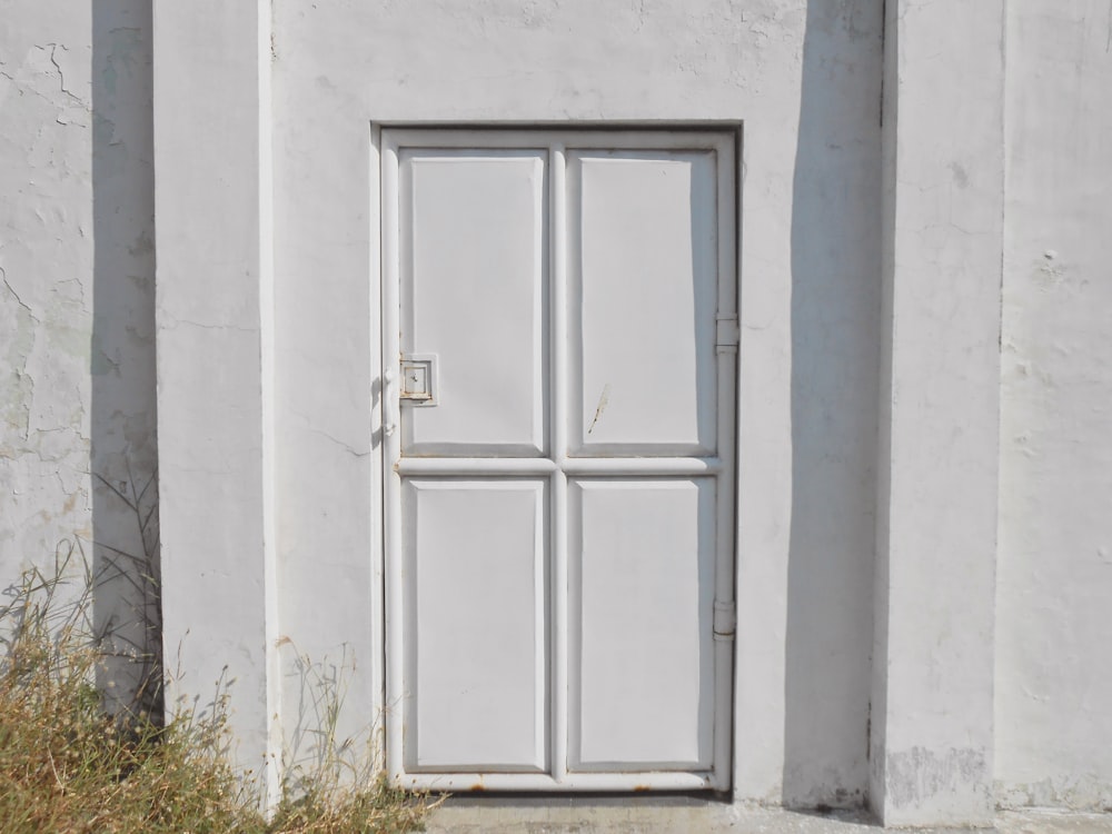 porta branca fechada durante o dia