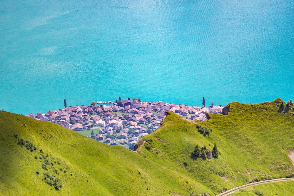 Fotografia aérea de casas acima da Montanha Verde