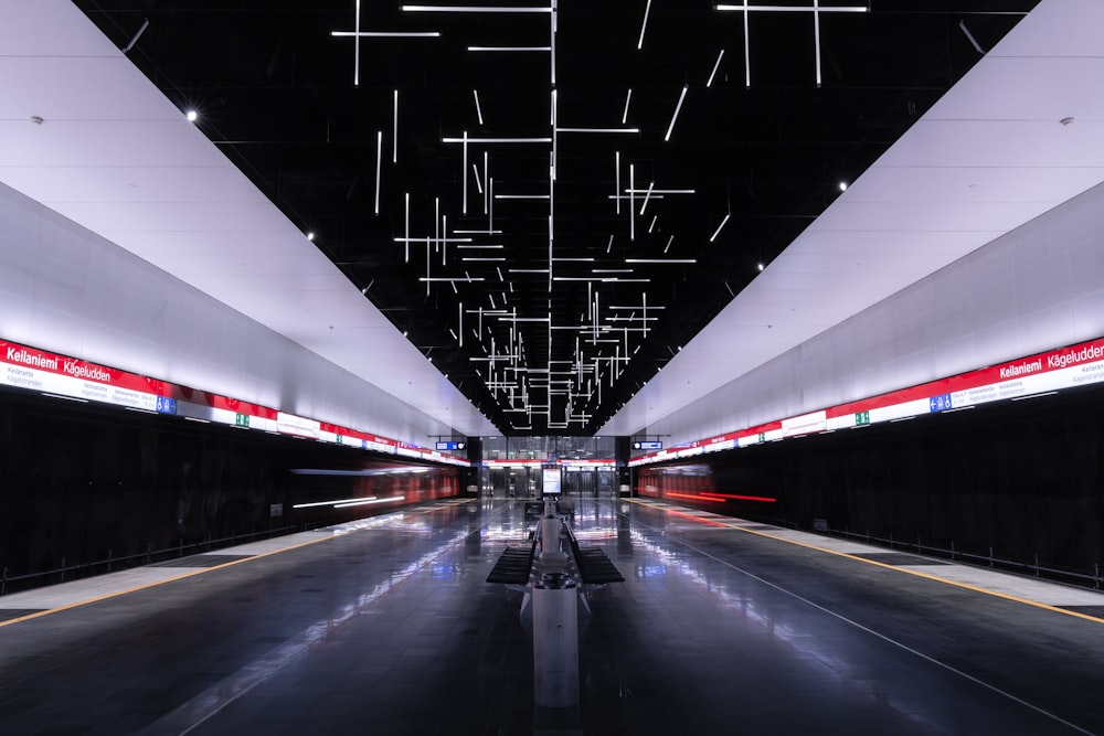 Stazione della metropolitana ferroviaria con luci accese