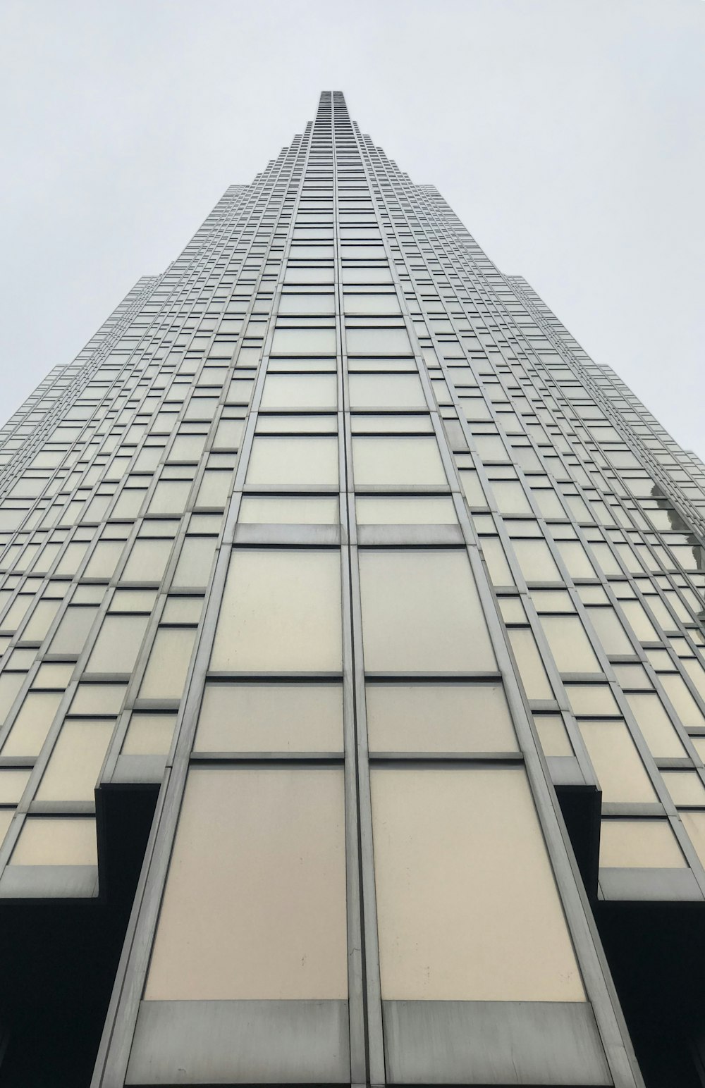 회색 유리 건물의 로우 앵글 사진