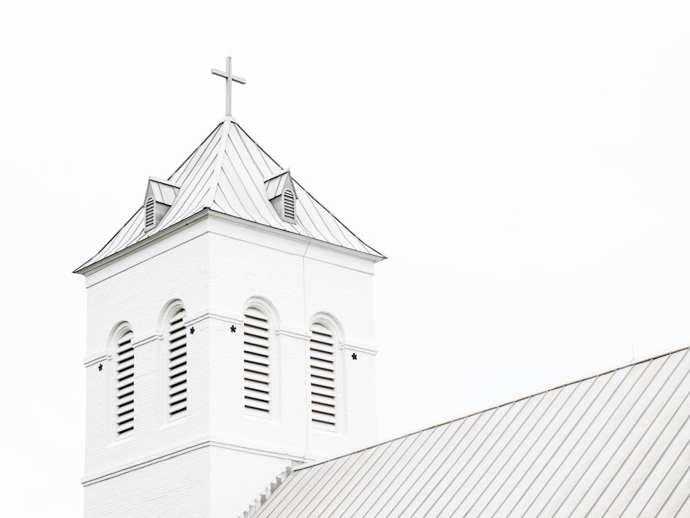 白い教会のローアングル写真