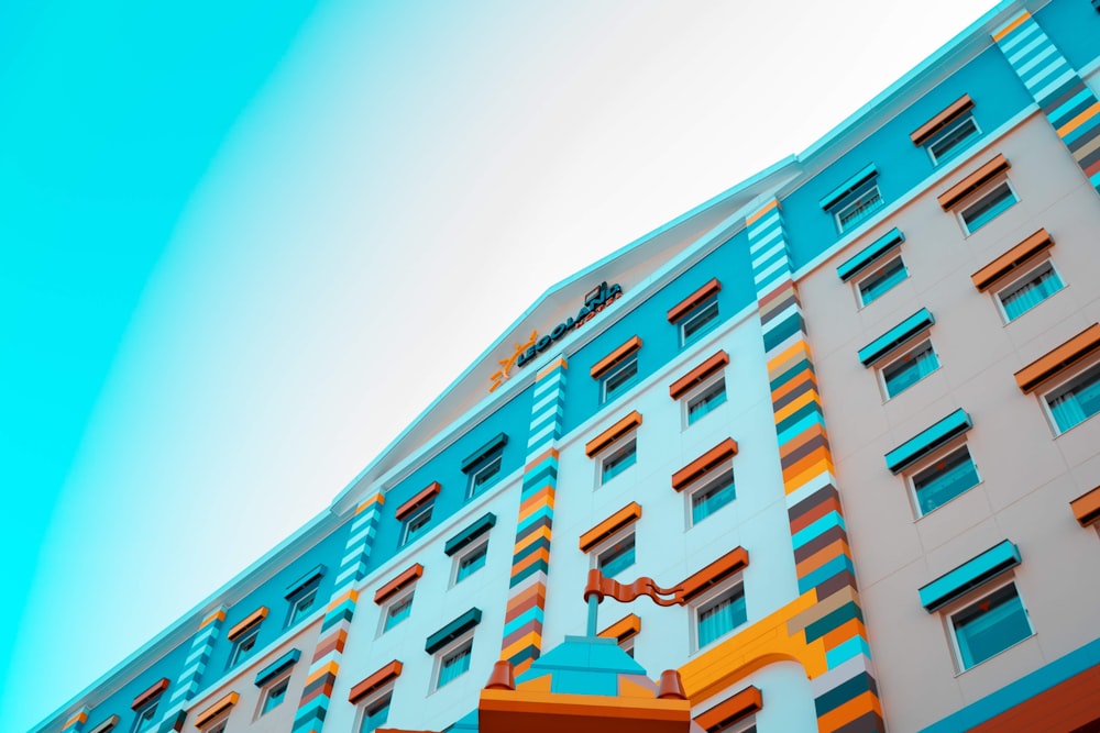 高層の色とりどりの建物のローアングル写真