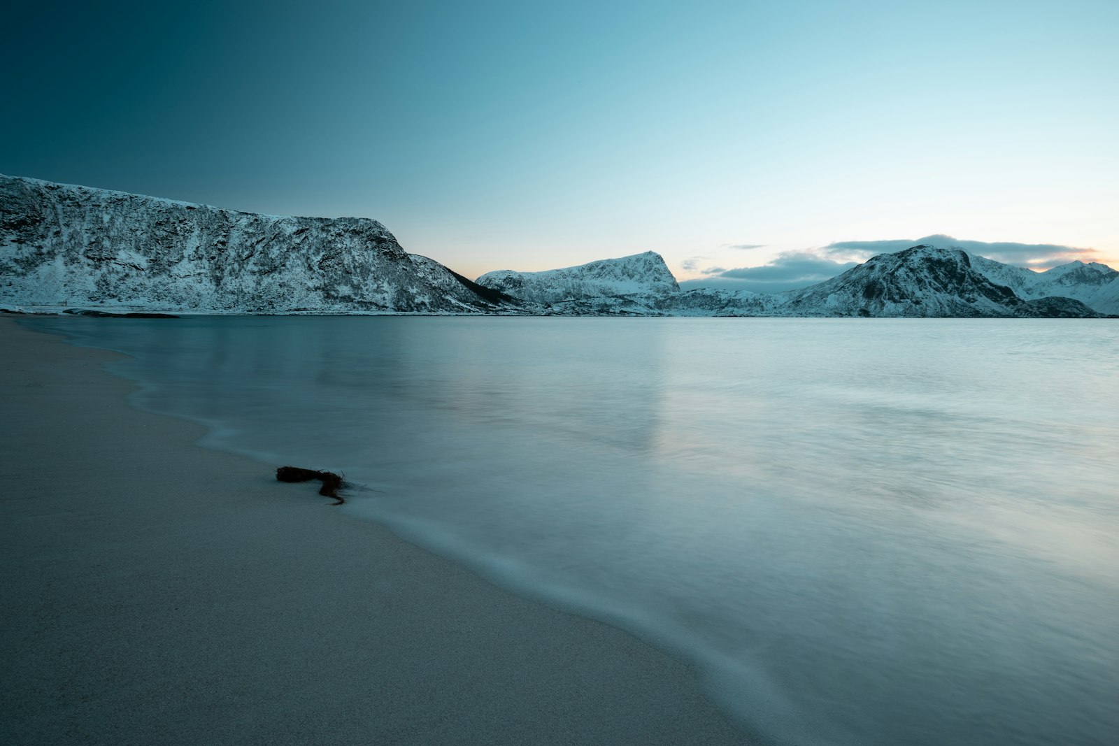 Sony a7 + Sony Vario-Tessar T* FE 16-35mm F4 ZA OSS sample photo. Seashore near mountains photography