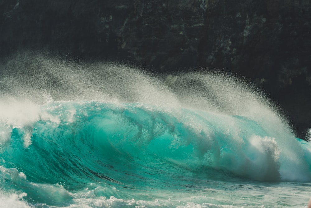 Onde dell'oceano accanto alla formazione rocciosa