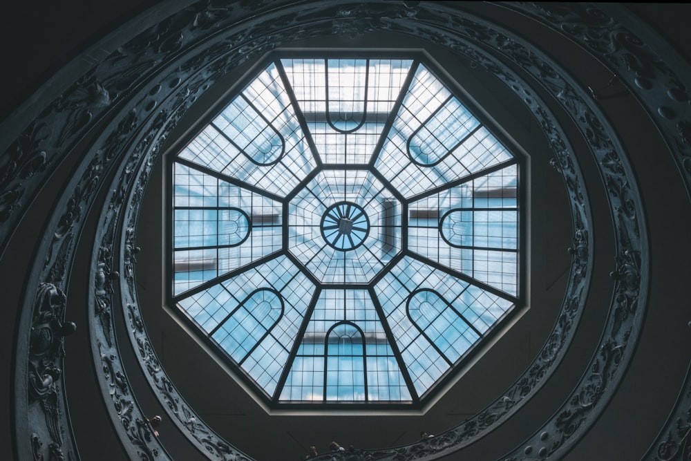 ガラス天井のローアングル写真