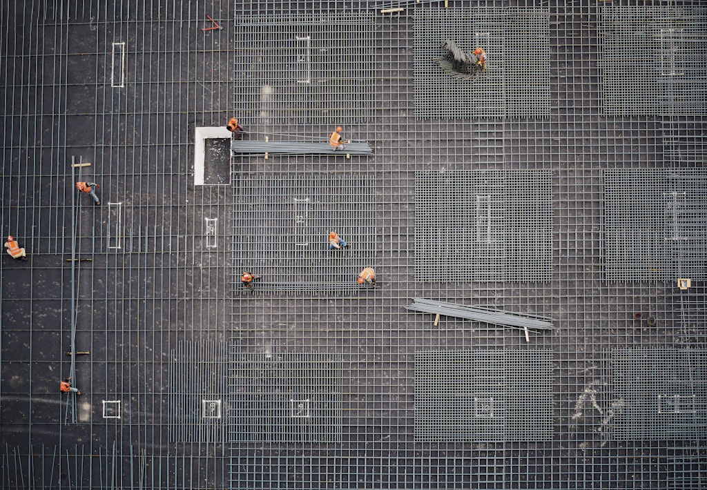 Operai posano i ferri di armatura su un cantiere